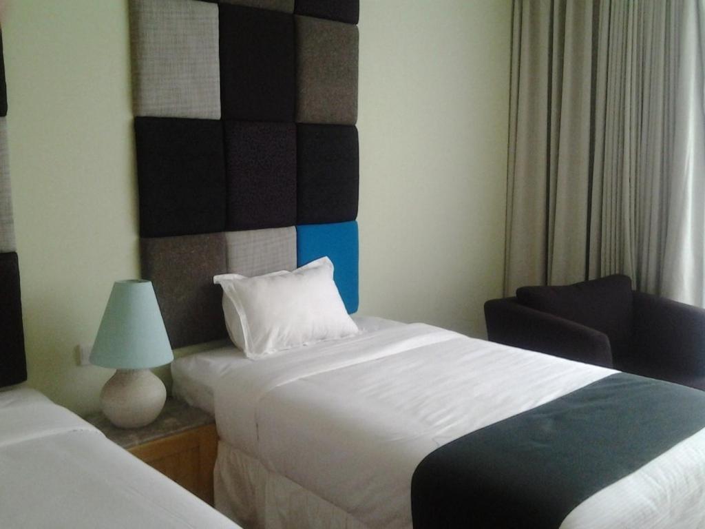 Chara Hotel Бандунг Стая снимка