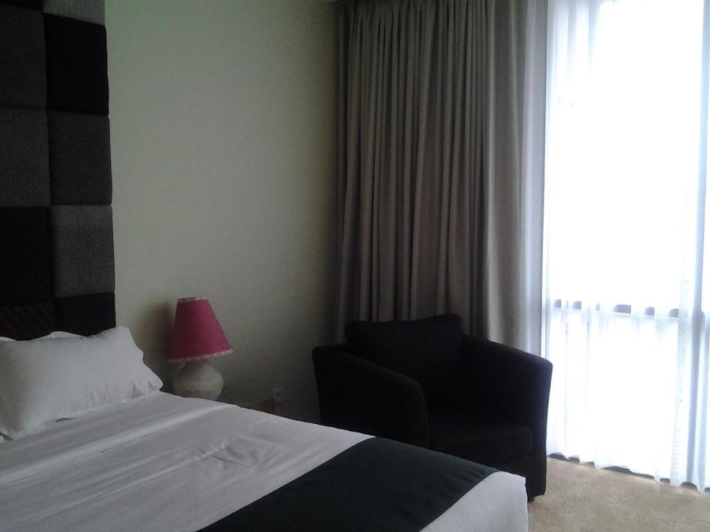Chara Hotel Бандунг Стая снимка