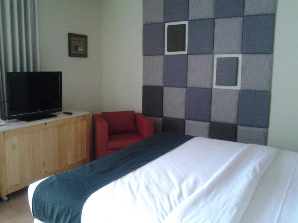 Chara Hotel Бандунг Стая снимка