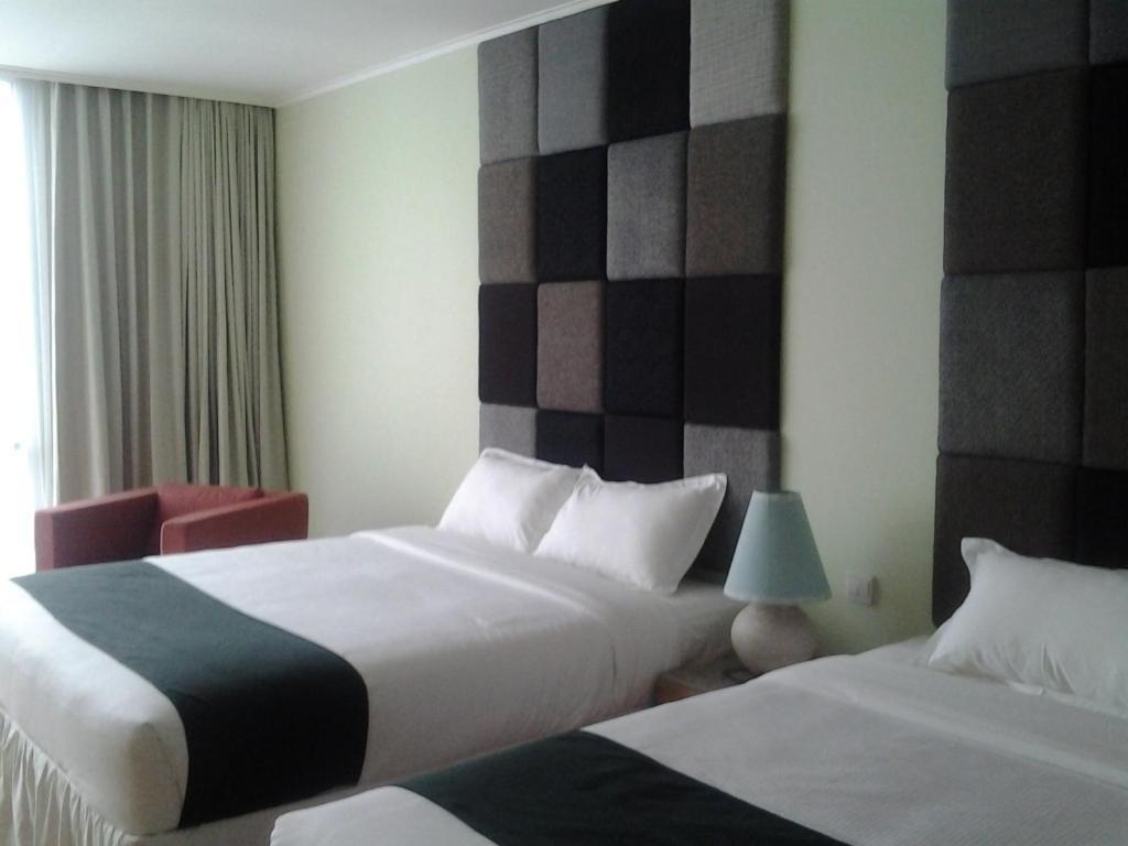 Chara Hotel Бандунг Стая снимка