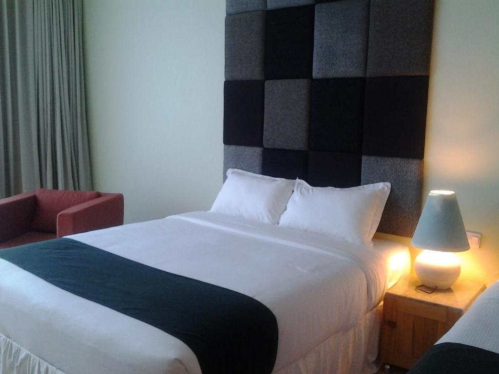 Chara Hotel Бандунг Стая снимка